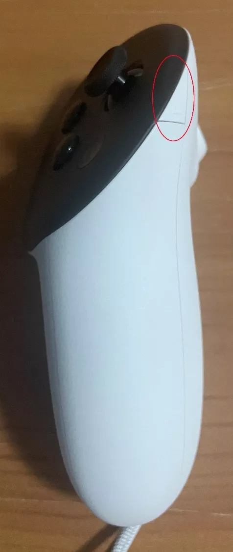 Контроллер Oculus Quest 3 (красным выделено место защёлки)