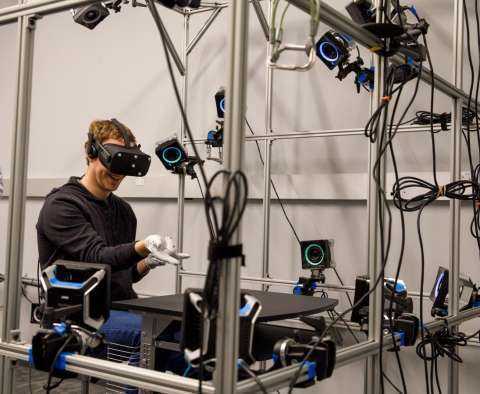 mark-cukerberg-pokazal-perchatki-virtualnoy-realnosti-ot-oculus